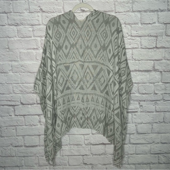 Silence + Noise Aztec Print Knit Cape NWOT - Picture 4 of 9